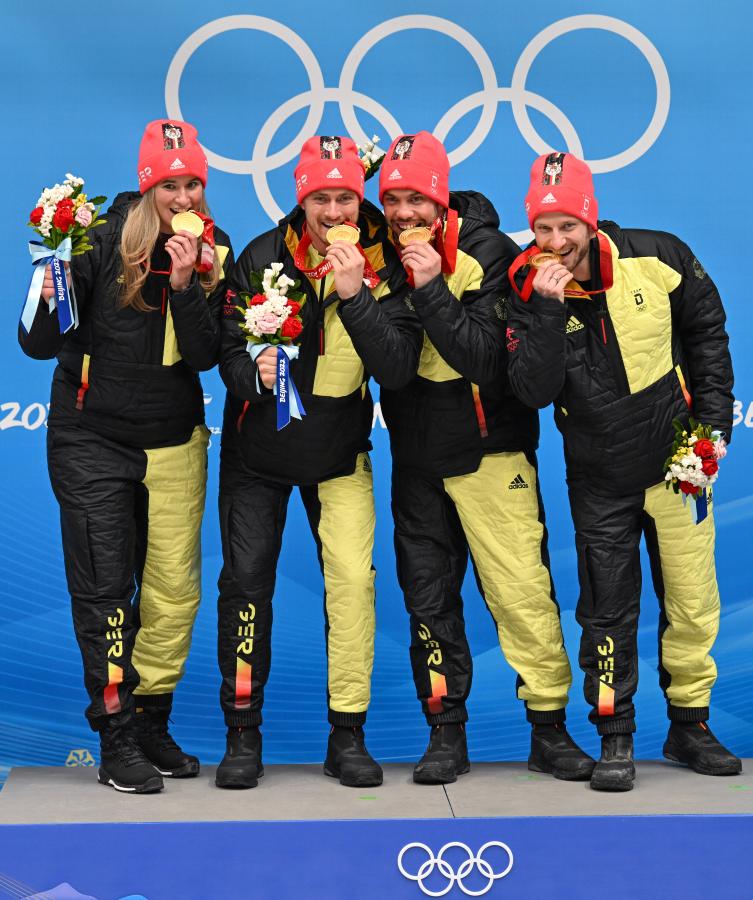 Сборная Германии завоевала в Пекине третье подряд олимпийское золото в санной эстафете