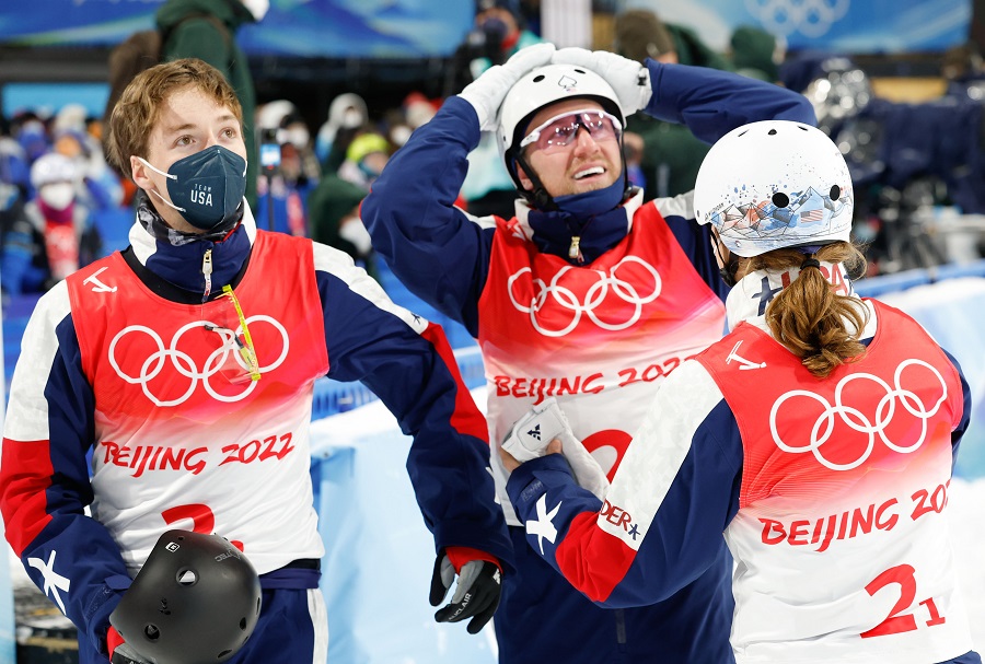 Сборная США выиграла золото в смешанных соревнованиях по лыжной акробатике на зимней Олимпиаде в Пекине