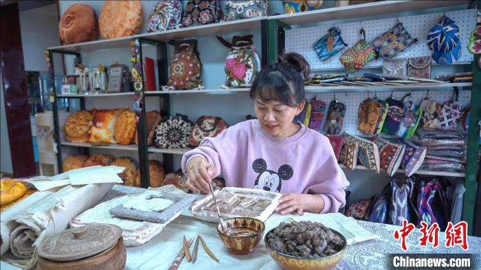 Ремесленница из Синьцзяна изготавливает скульптуры из тутовой бумаги