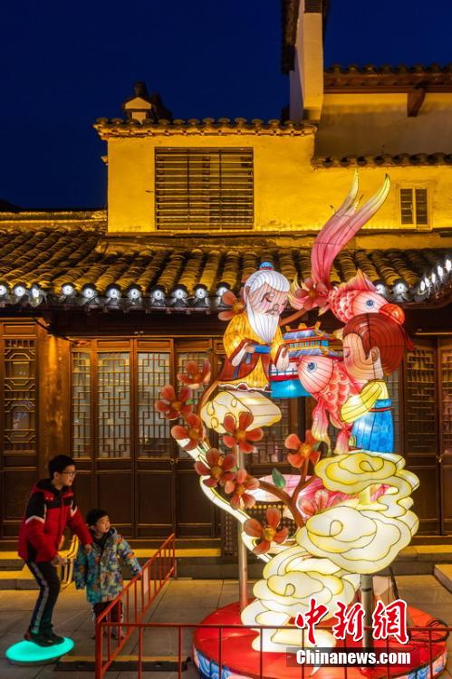 В храме Конфуция в г.Нанкин повесили фонари для встречи Праздника