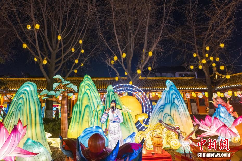 В храме Конфуция в г.Нанкин повесили фонари для встречи Праздника
