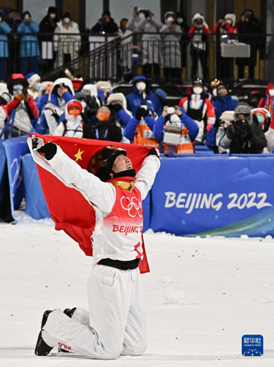 Китайская фристайлистка Сюй Мэнтао выиграла золото в лыжной акробатике на зимней Олимпиаде в Пекине