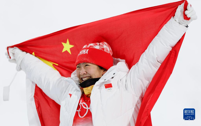 Китайская фристайлистка Сюй Мэнтао выиграла золото в лыжной акробатике на зимней Олимпиаде в Пекине