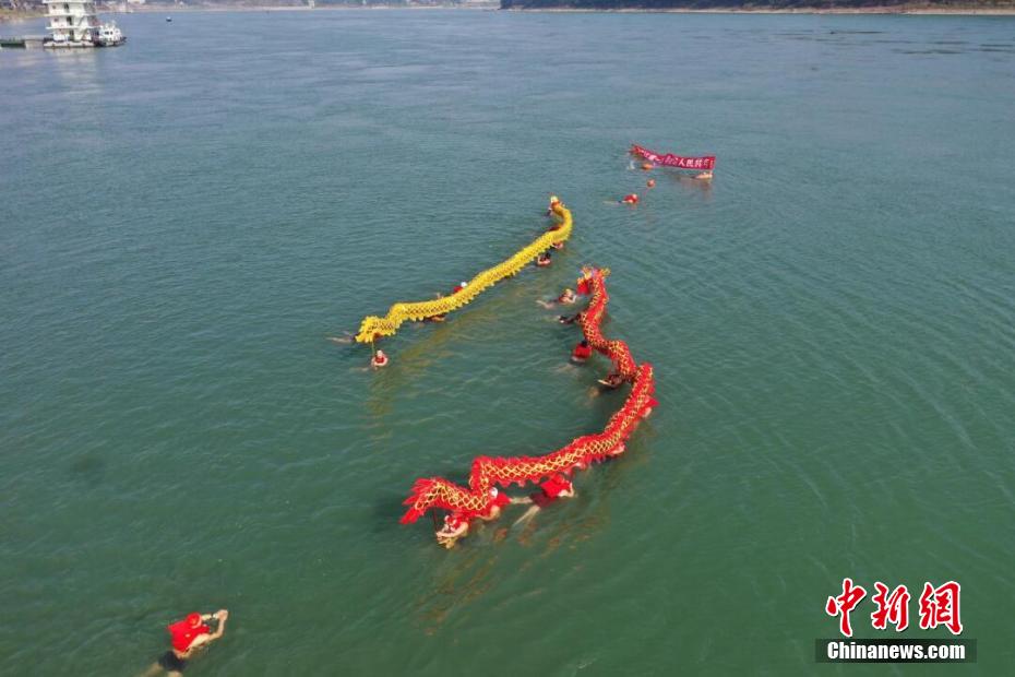 В городе Ибинь провели танцы дракона в воде