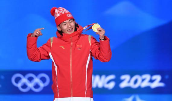 Китайский чемпион зимних Олимпийских игр Су Имин и его японский тренер