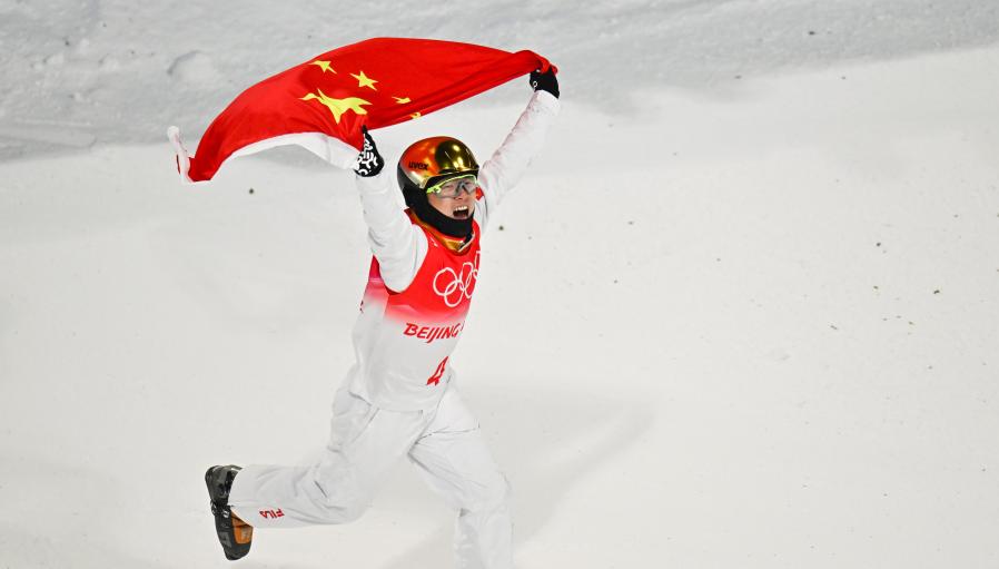 Китайский фристайлист Ци Гуанпу завоевал золотую медаль в лыжной акробатике на зимних Олимпийских играх в Пекине