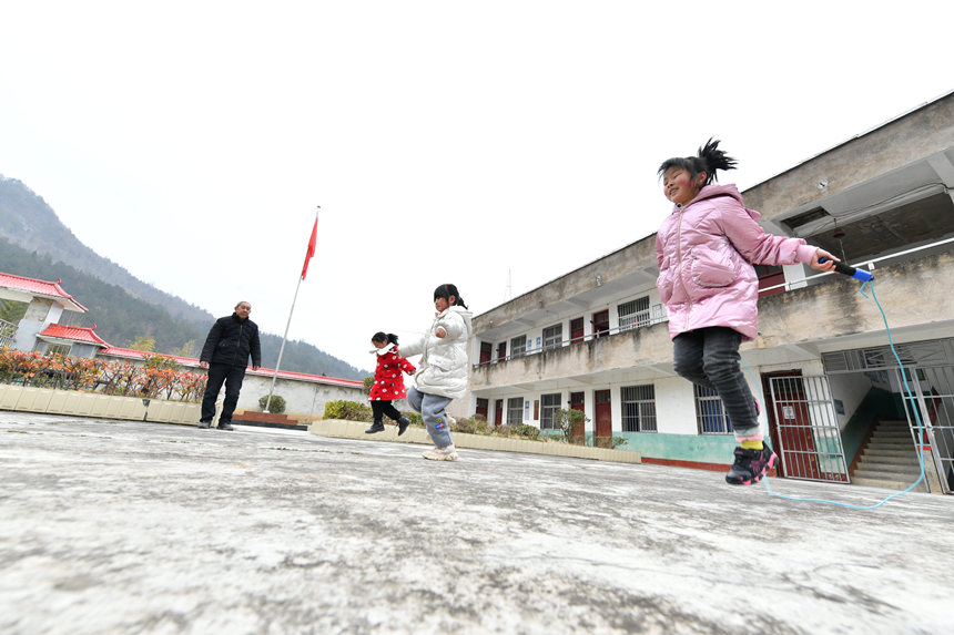 "Микрошкола" из четырех человек начала занятия в горах провинции Хубэй