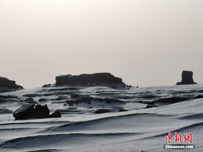 В китайской пустыне выпал снег