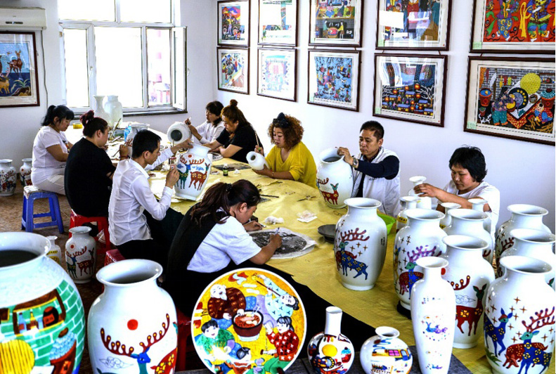 Сельские жители уезда Дунфэн увеличивают доходы за счет рисования