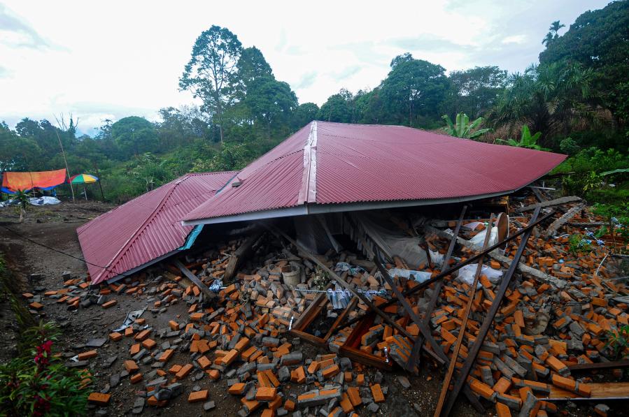 Число жертв землетрясения в Индонезии возросло до 10, еще 13 тысяч человек эвакуированы
