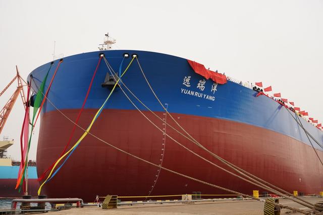 В Китае введен в эксплуатацию первый в мире сверхбольшой двухтопливный танкер на базе СПГ