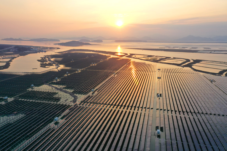Строительство фотоэлектрической станции в провинции Чжэцзян помогает достичь пика выбросов углерода