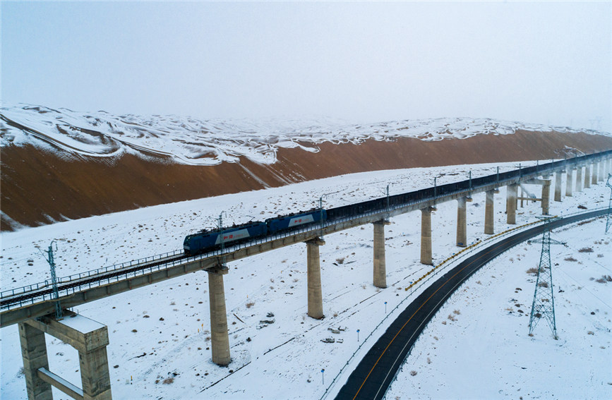 Заснеженная железная дорога Дуньхуан с высоты птичьего полета