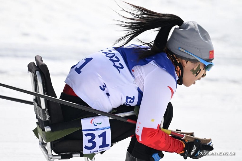 Китайская лыжница Ян Хунцюн завоевала золото в женской гонке на длинную дистанцию в классе "сидя" на зимних Паралимпийских играх-2022