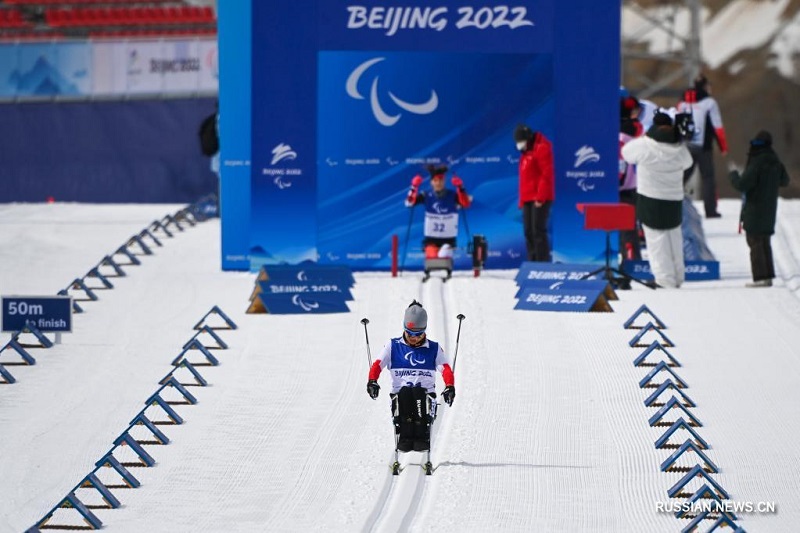 Китайская лыжница Ян Хунцюн завоевала золото в женской гонке на длинную дистанцию в классе "сидя" на зимних Паралимпийских играх-2022