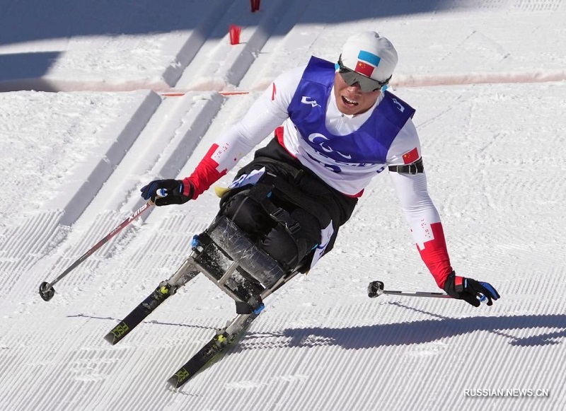 Китайский лыжник Лю Мэнтао выиграл золото в мужском биатлоне на среднюю дистанцию в классе "сидя" на зимней Паралимпиаде-2022