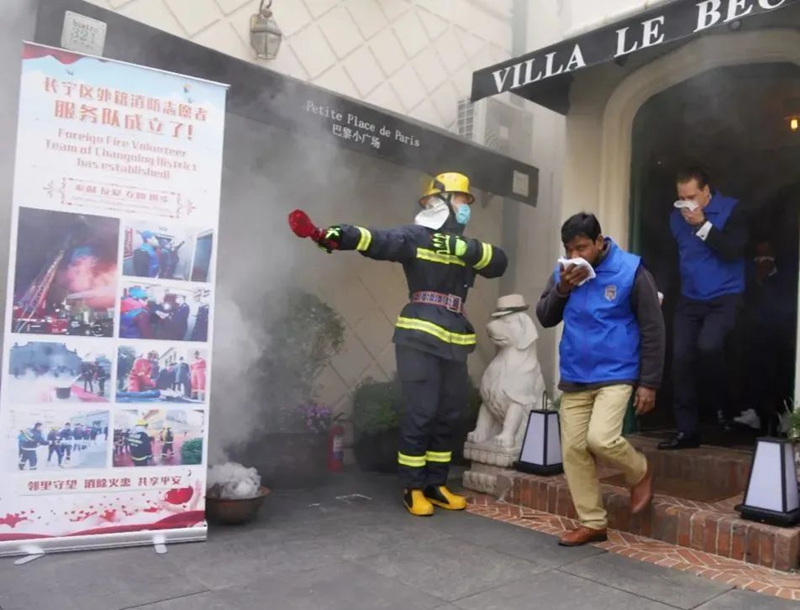 В шанхайском районе Чаннин создали первую пожарную бригаду из иностранных добровольцев 