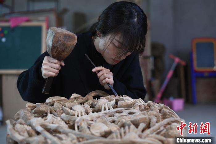 Китаянка делает удивительные изделия из дерева
