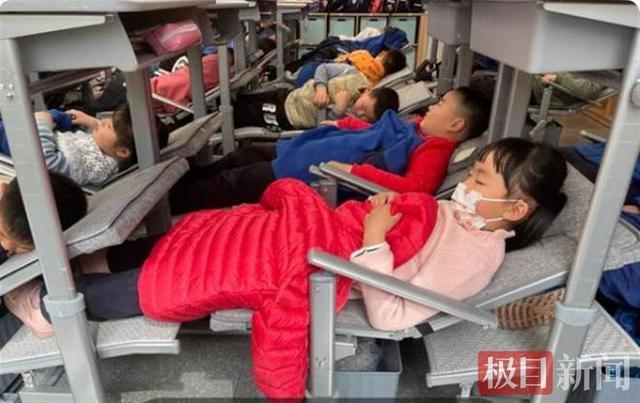 В одной из школ Ханчжоу парты превратились в кровати для отдыха