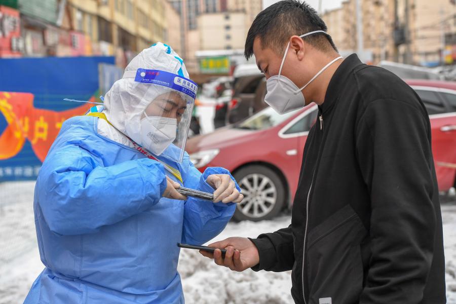 В континентальной части Китая за сутки выявлено 1 656 новых случаев локального заражения COVID-19