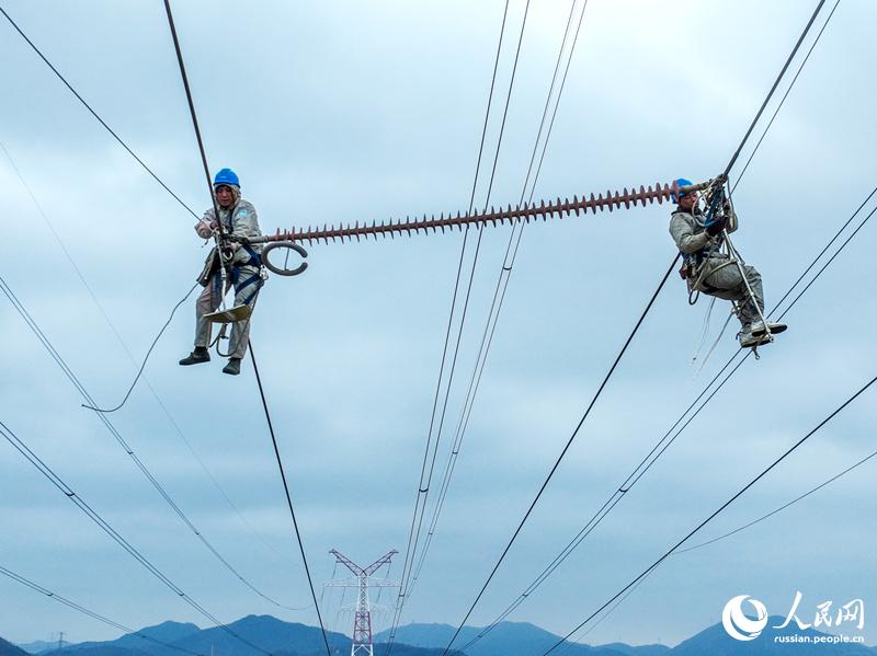 Элетромонтеры провели техническое обслуживание на 100 метровых над уровнем моря линии электропередачи