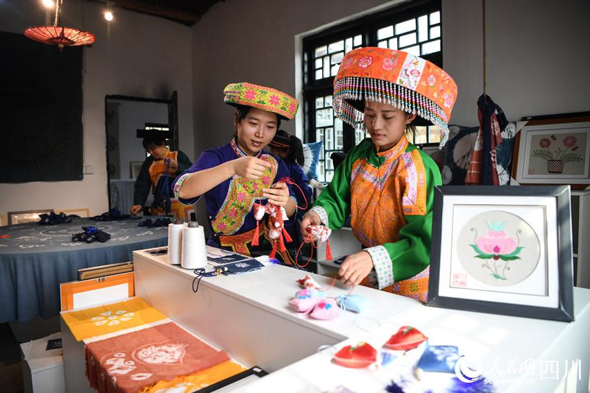 "Мастерские народности мяо" в городе Лучжоу увеличивают доходы местных крестьян