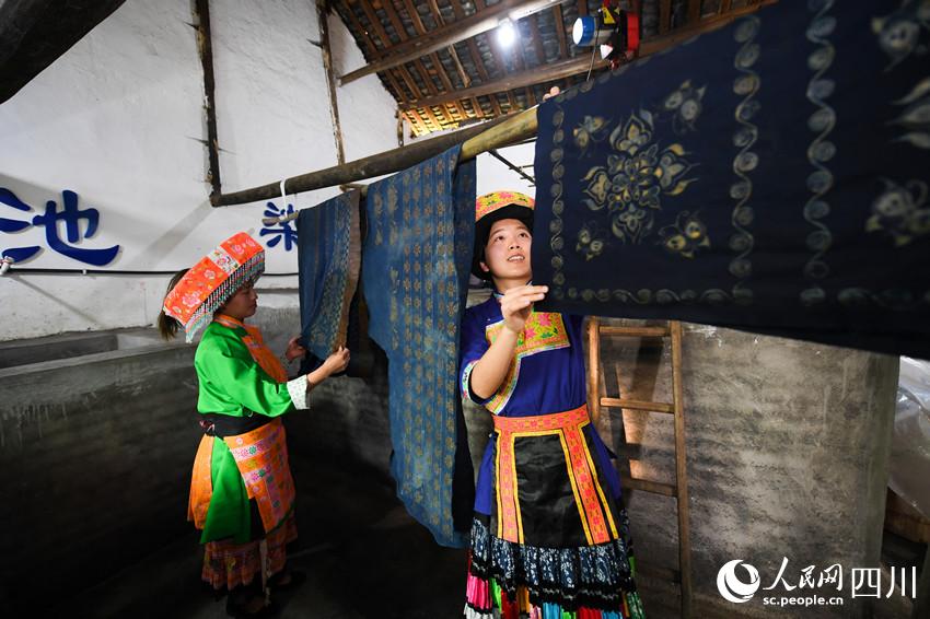 "Мастерские народности мяо" в городе Лучжоу увеличивают доходы местных крестьян