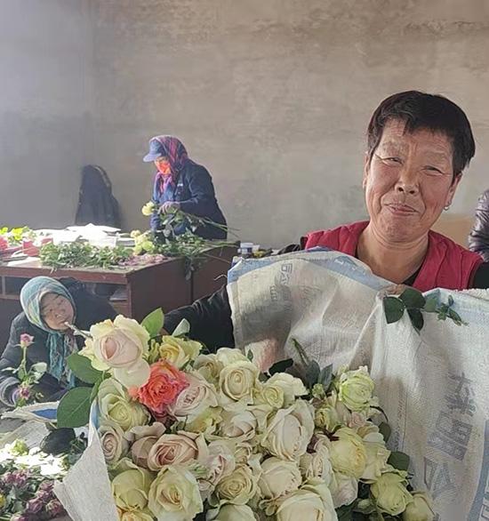 30 тысяч цветов из провинции Ляонин были подарены людям, борющимся с пандемией