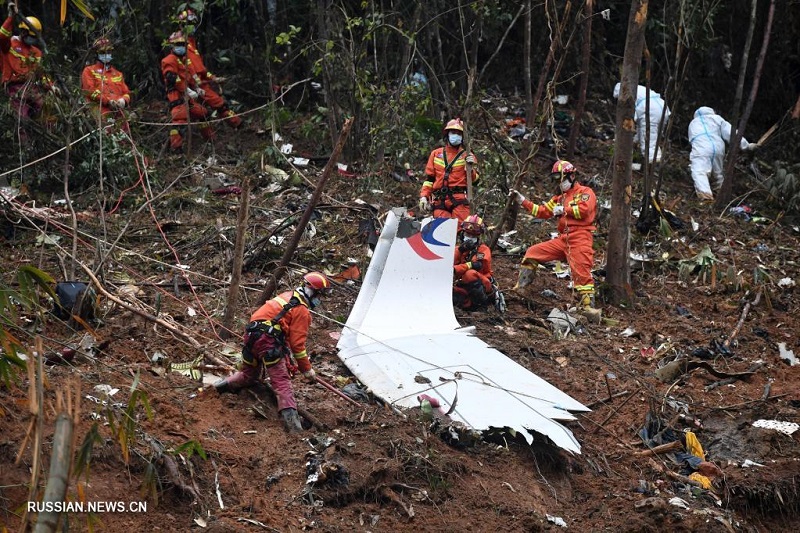 Продолжается поисковая операция на месте крушения Boeing 737 в Китае