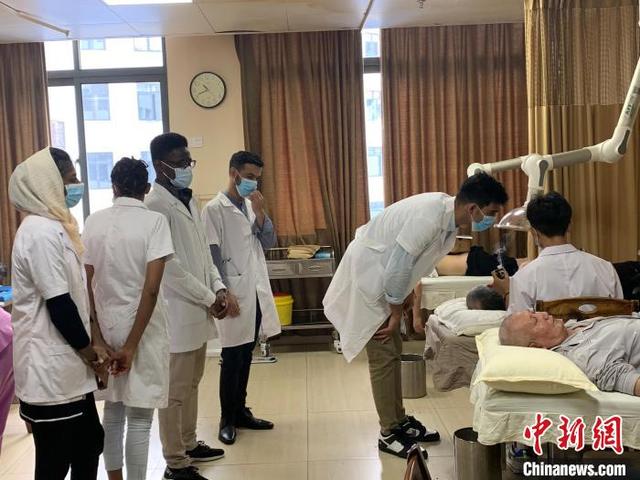 Пакистанский студент хочет распространить знания традиционной китайской медицины на родине