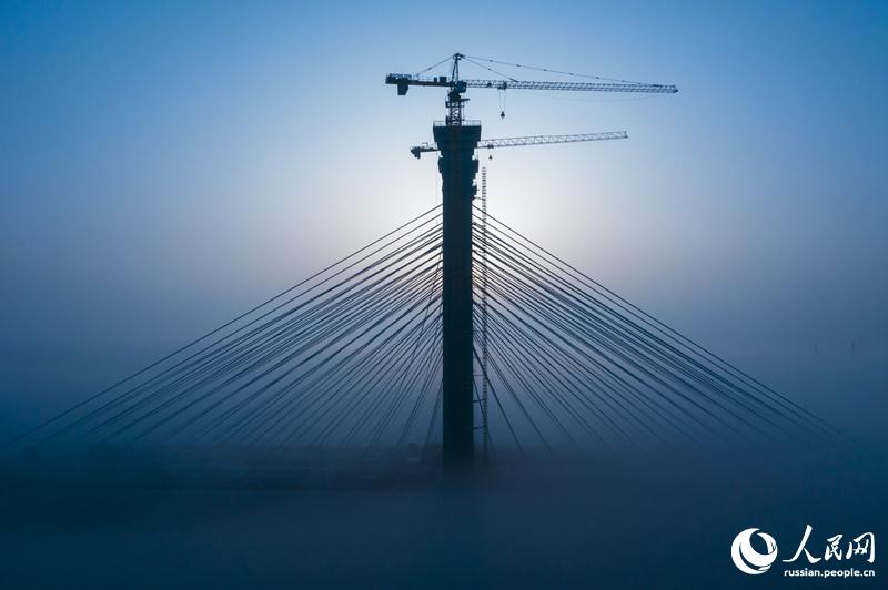Необычная картина "моста в облаках" появилась в уезде Мэнчэн провинции Аньхой