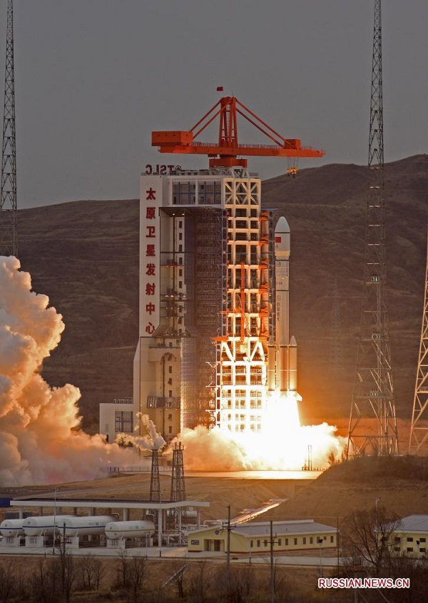Китайская ракета-носитель, модифицированная твердотопливными ускорителями, совершила первый полет