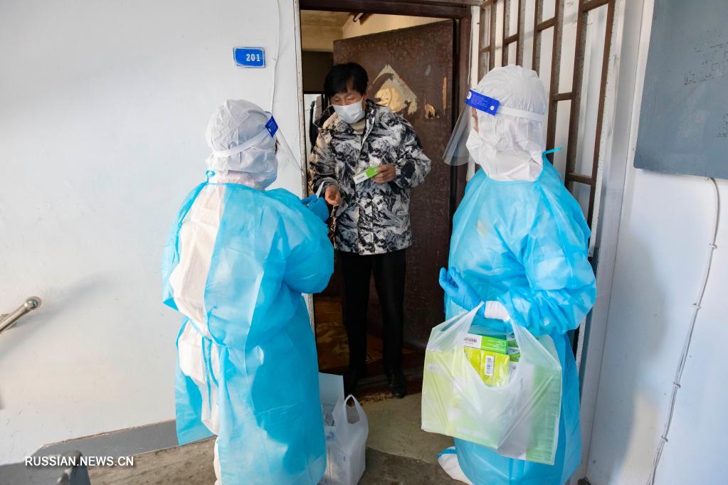 Волонтеры помогают в борьбе с эпидемией COVID-19 в Шанхае