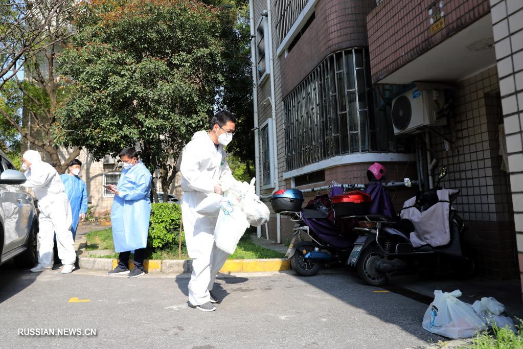 Волонтеры помогают в борьбе с эпидемией COVID-19 в Шанхае
