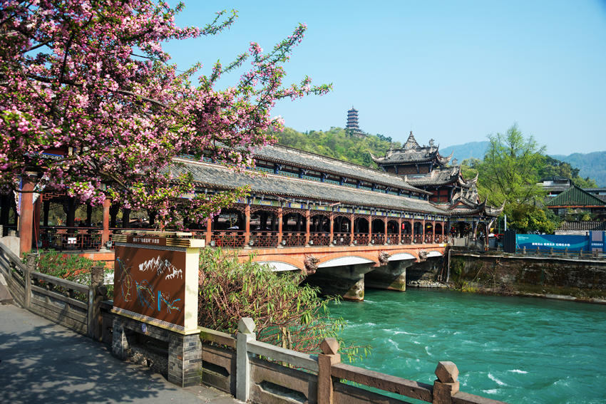 Весенний пейзаж у «надводной художественной галереи» на мосту Дуцзянъянь