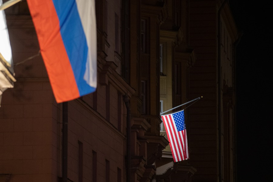 24 марта, Москва. Национальный флаг США на здании американского посольства в столице России. /Фото: Синьхуа/