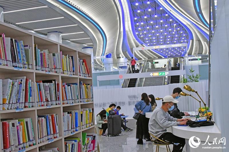 Жители города Гуанчжоу пользуются услугами библиотеки в метро