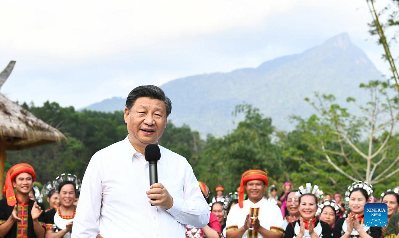 Си Цзиньпин призвал руководящих партийных кадров сделать все возможное для того, чтобы народные массы жили счастливой жизнью 