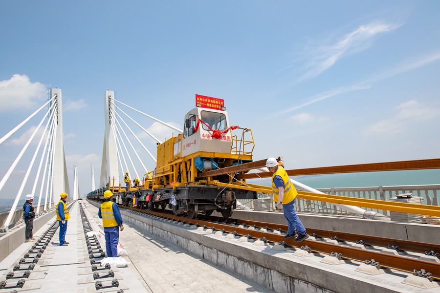 Успешно завершена укладка рельсов на трансморском мосту Мэйчжоувань