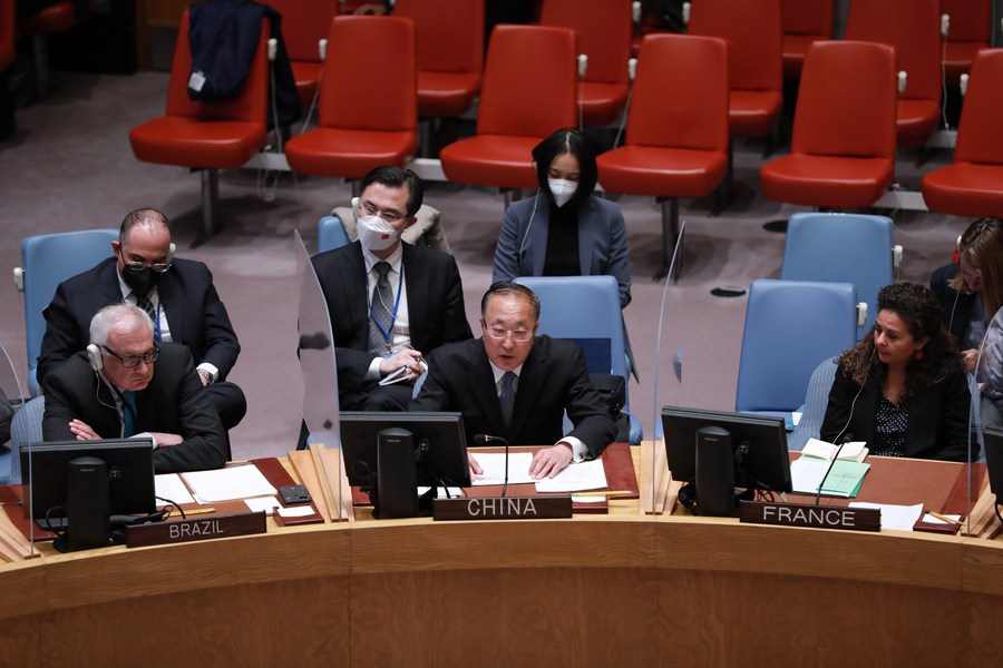 19 апреля, штаб-квартира ООН в Нью-Йорке. Постпред КНР при ООН Чжан Цзюнь /в центре впереди/ выступает на заседании СБ ООН по гуманитарному вопросу в Украине. /Фото: Синьхуа/