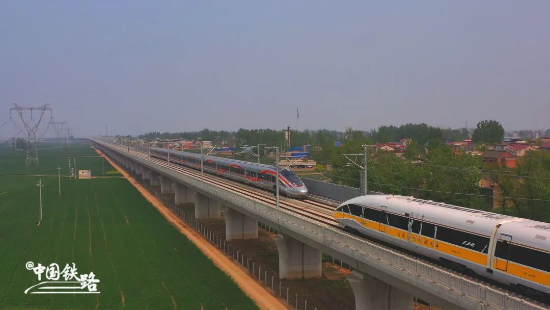 Китайский высокоскоростной комплексный поезд нового поколения “Фусин” был введен в эксплуатацию 