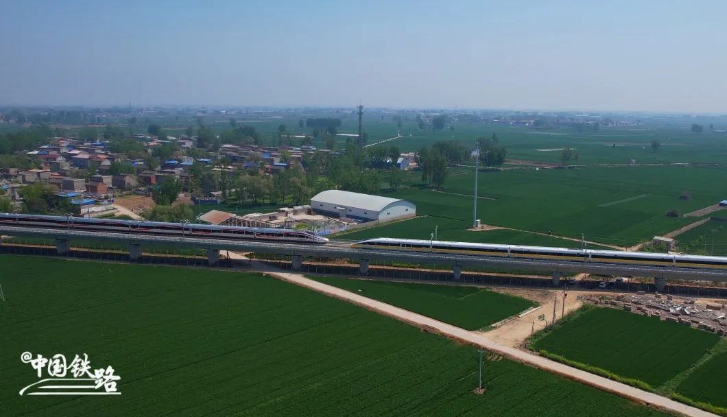 Китайский высокоскоростной комплексный поезд нового поколения “Фусин” был введен в эксплуатацию 
