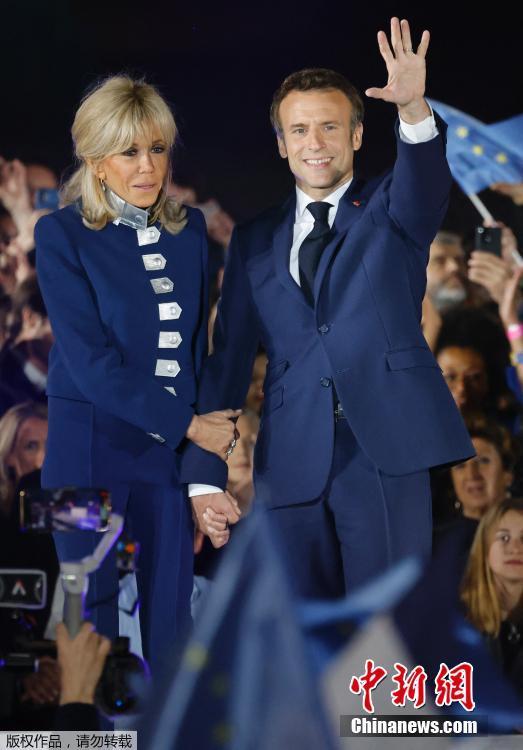 Э. Макрон побеждает во втором туре президентских выборов во Франции -- экзитполы