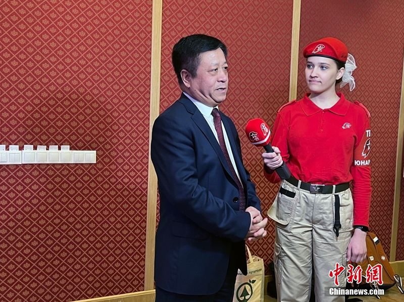 На снимке изображен Чжан Ханьхуэй, посол Китая в РФ, дающий интервью российской молодежи. 