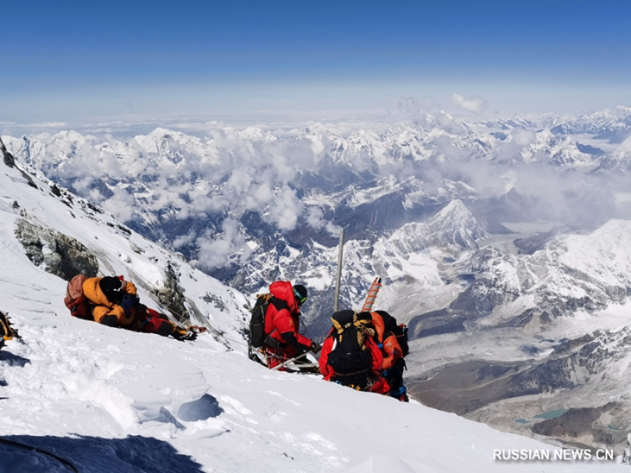 Китайские ученые достигли вершины горы Джомолунгма