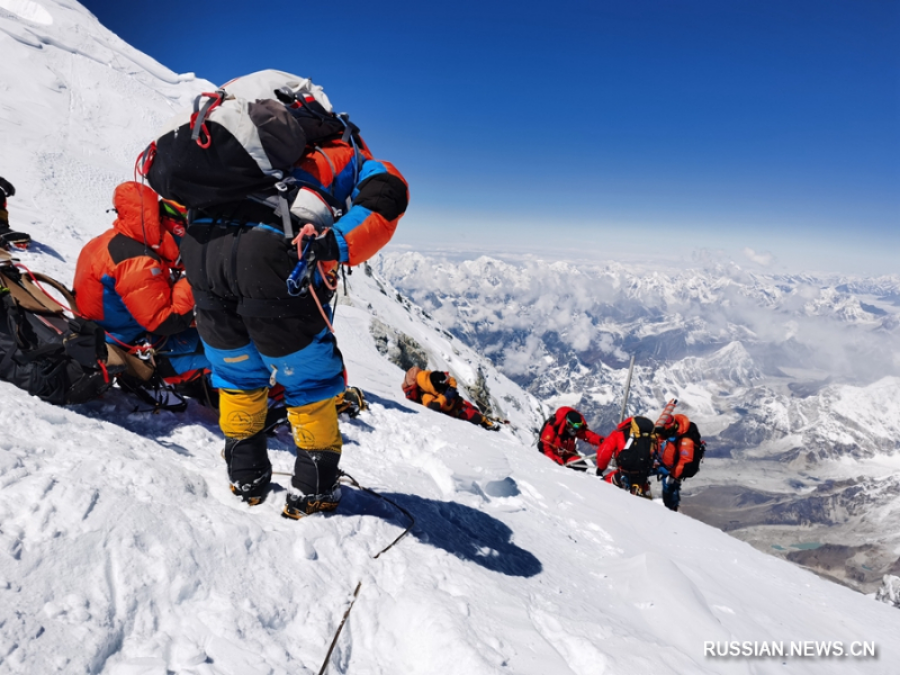 Китайские ученые достигли вершины горы Джомолунгма