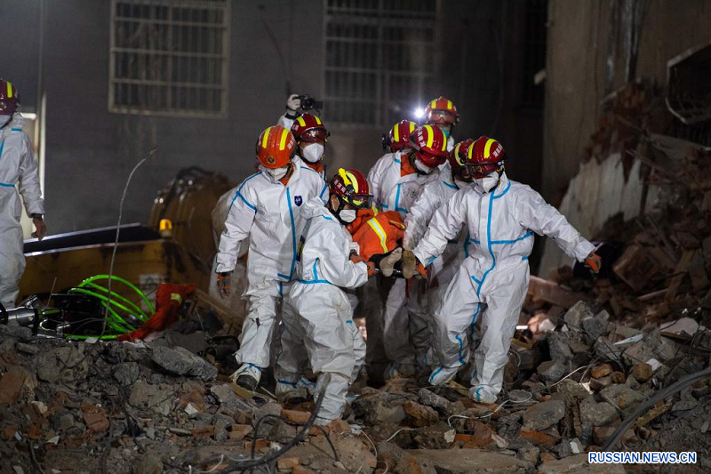 Десятый человек спасен из-под завалов обрушившегося жилого дома в Центральном Китае