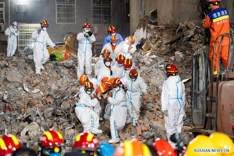 Десятый человек спасен из-под завалов обрушившегося жилого дома в Центральном Китае