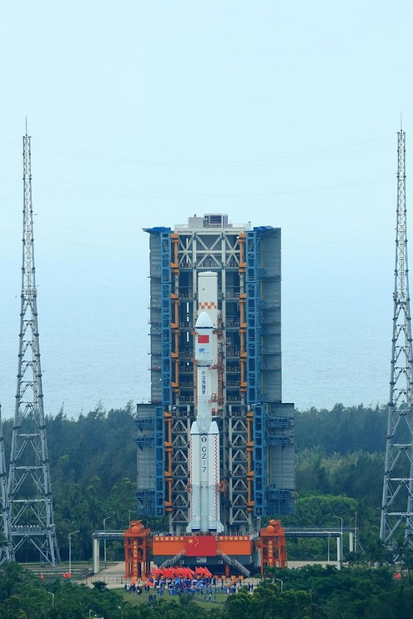Комбинация китайского грузового космического корабля "Тяньчжоу-4" и ракеты-носителя доставлена на стартовую площадку