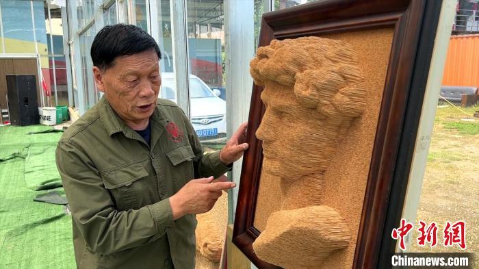 Китаец создал бюст Давида из 110 тыс. зубочисток